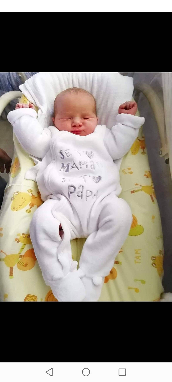 Maelys a rejoint le concours — aidez-le/la à gagner de superbes lots ! baby, baby_products, baby_safety, baby_sleeping, baby_toddler_clothing, bedding, cheek, child, comfort, fur, happy, head, linens, person, room, sitting, sleep, sleeve, toddler