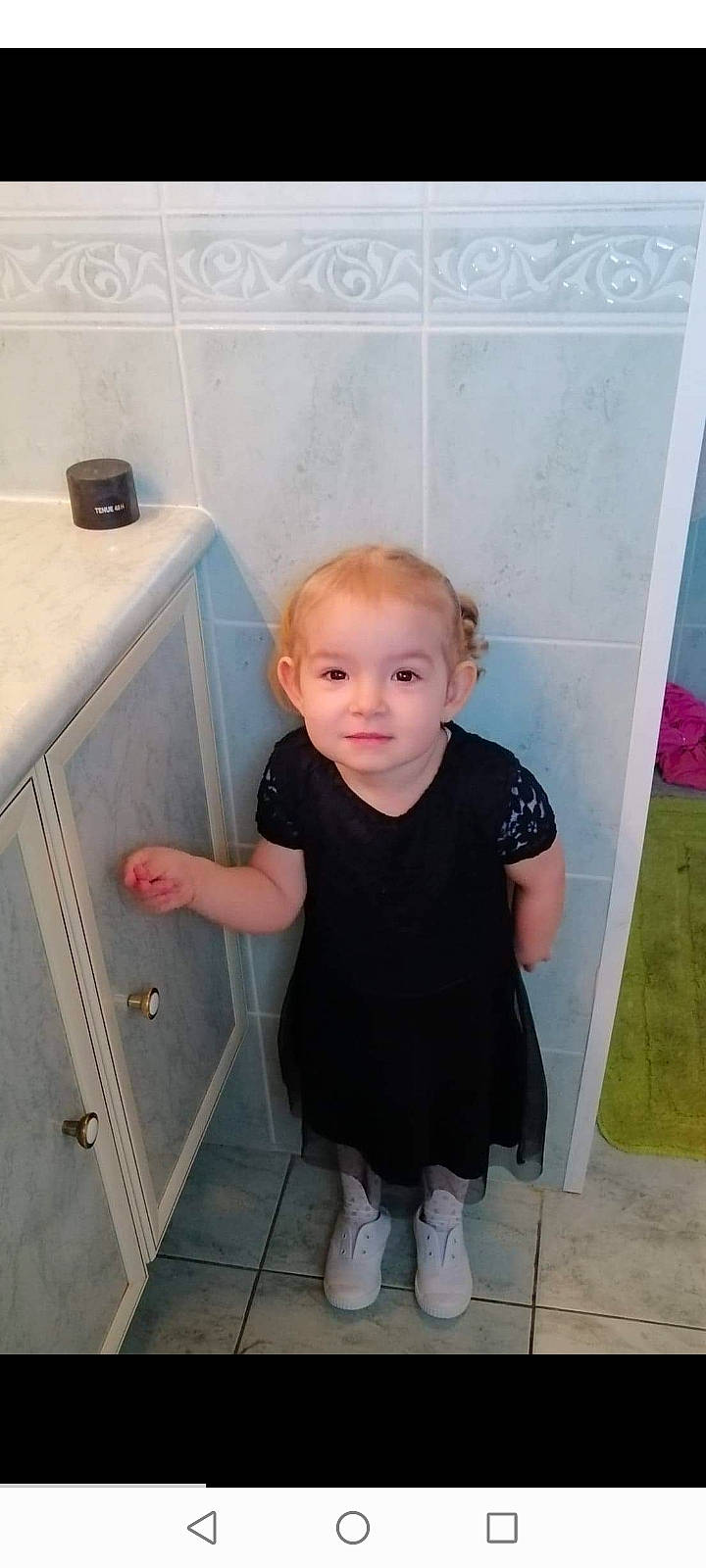 Maelys a rejoint le concours — aidez-le/la à gagner de superbes lots ! baby, baby_toddler_clothing, cabinetry, cheek, child, floor, flooring, fun, gas, leg, material_property, person, room, sleeve, smile, sock, standing, t_shirt, thumb, toddler