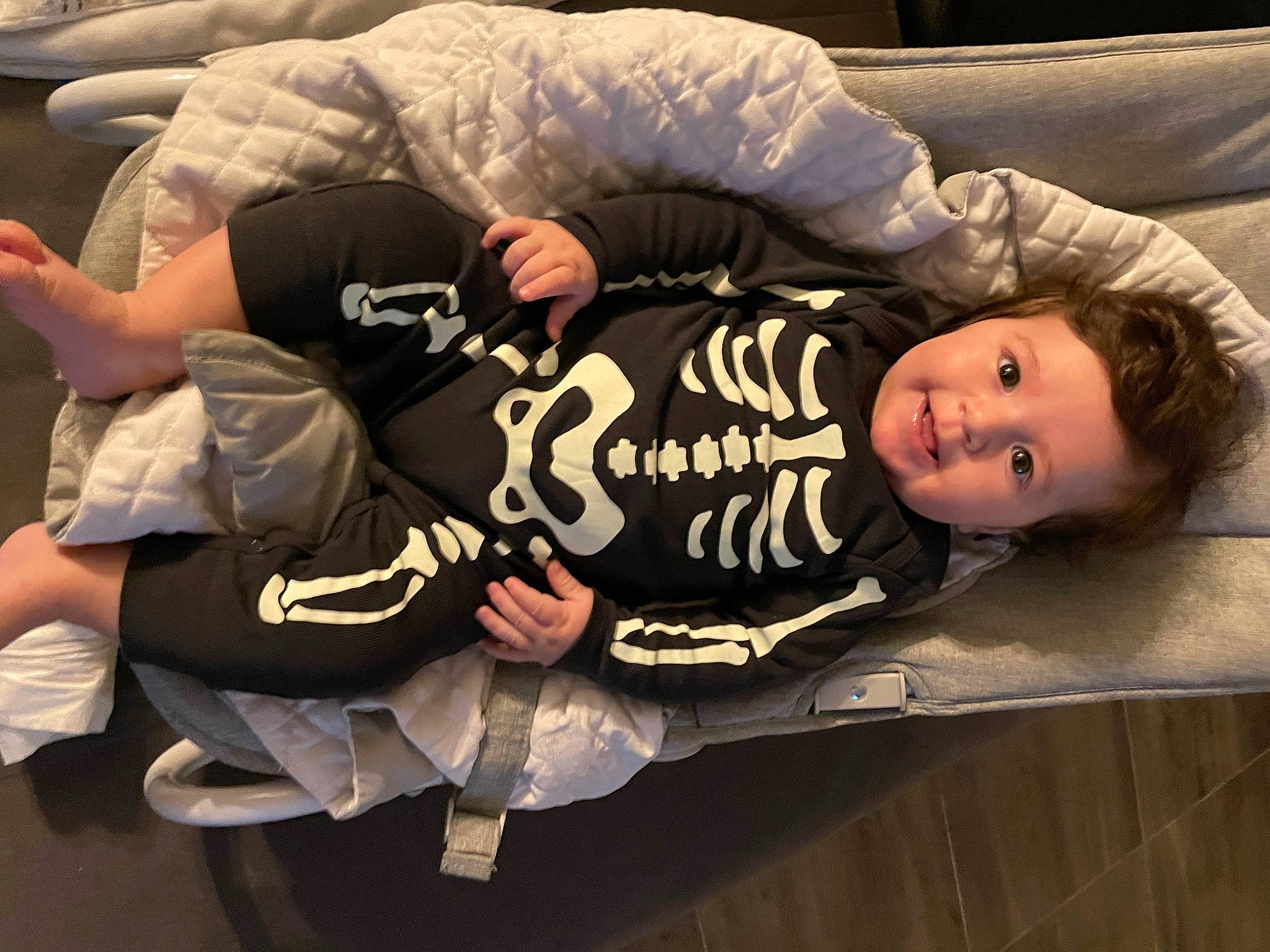 Kéo participe au concours pour gagner de l'argent avec cette photo : cheek, child, comfort, couch, elbow, flooring, fun, fur, hairstyle, knee, person, sitting, sleeve, t_shirt, thigh, toddler, wood, wrist