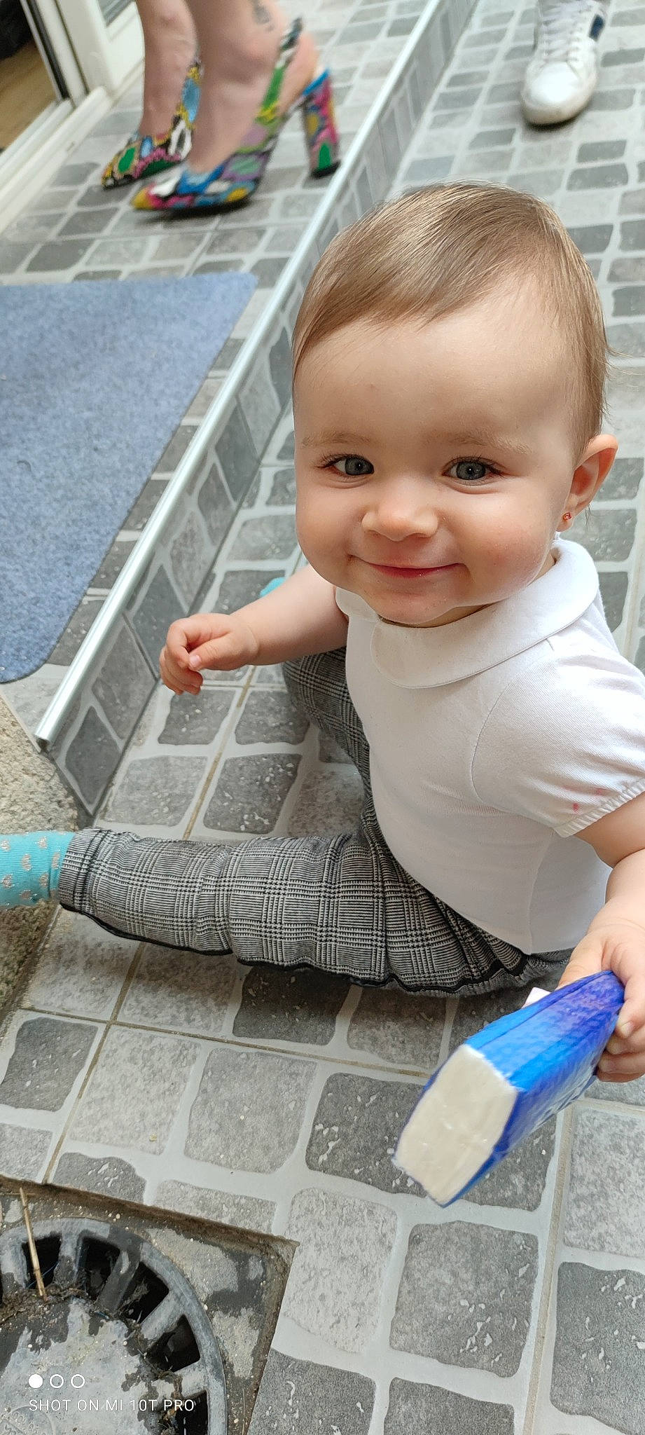 Lila participe au concours pour gagner de l'argent avec cette photo : asphalt, baby, baby_toddler_clothing, beauty, child, finger, floor, flooring, hairstyle, hand, happy, head, human, joy, person, road_surface, sidewalk, smile, standing, toddler