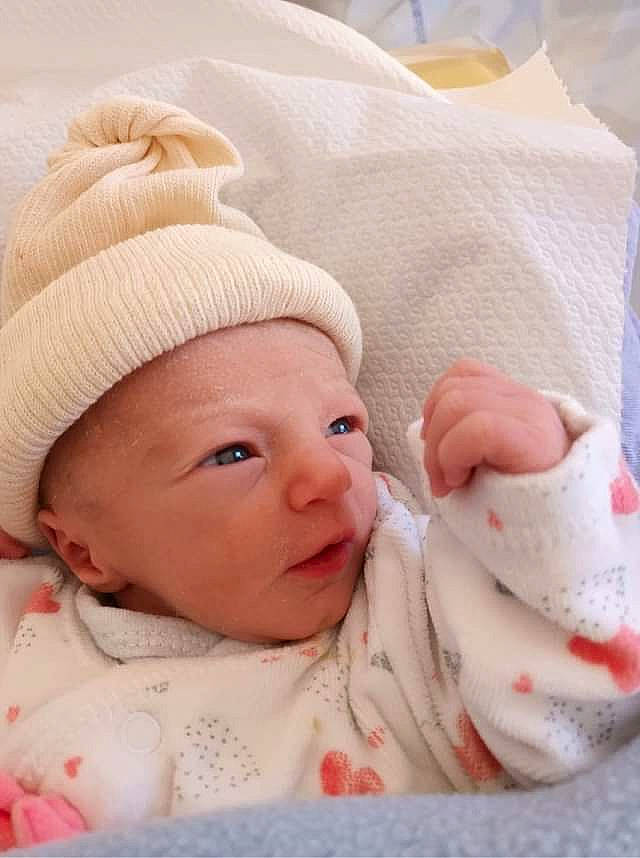 éléanore a rejoint le concours — aidez-le/la à gagner de superbes lots ! baby, baby_sleeping, baby_toddler_clothing, beanie, cap, carmine, cheek, child, comfort, happy, headgear, headwear, knit_cap, linens, peach, person, portrait_photography, room, skin, textile