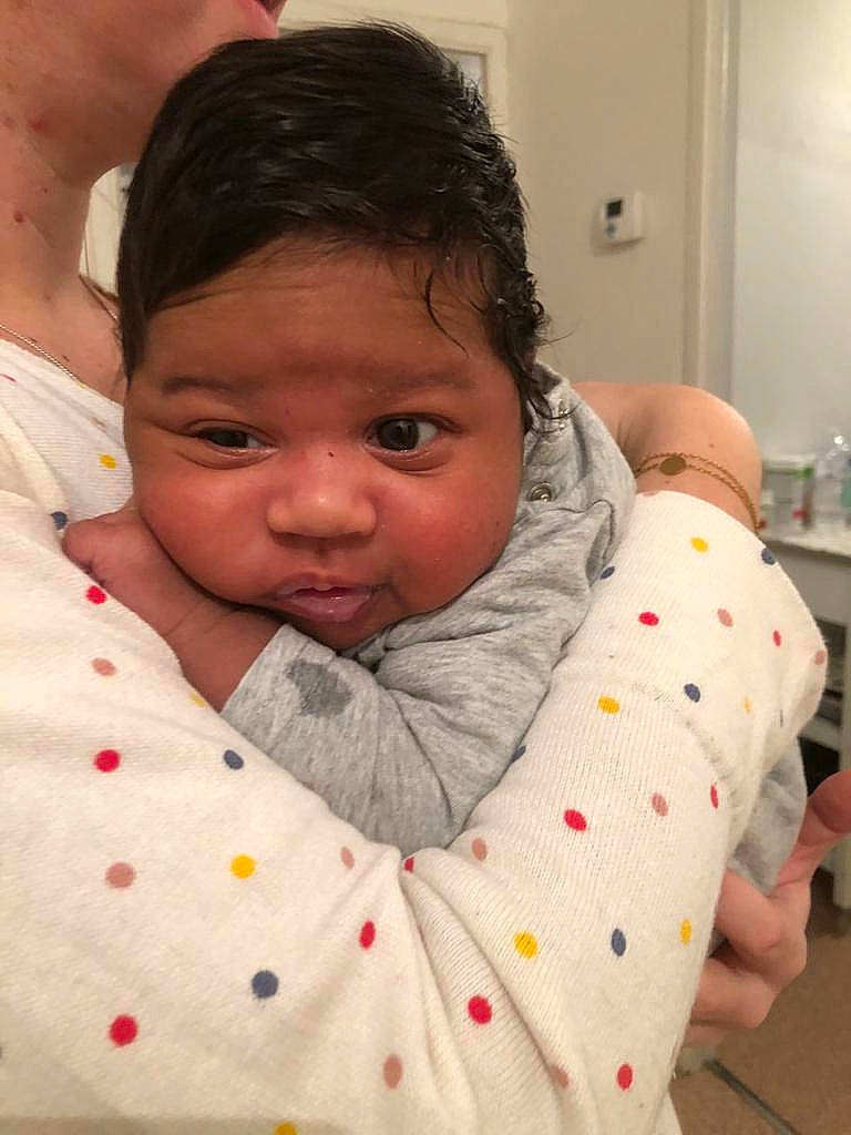 éden participe au concours pour gagner de l'argent avec cette photo : cheek, chin, comfort, ear, eyebrow, eyelash, face, forehead, gesture, happy, iris, lip, mouth, muscle, neck, nose, organ, person, skin, sleeve