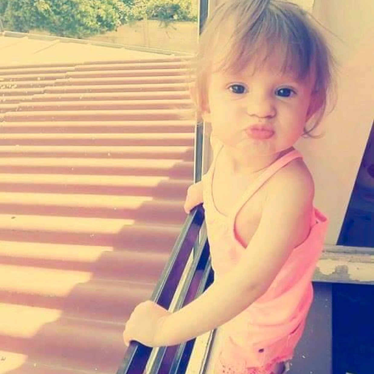 Inaya a rejoint le concours — aidez-le/la à gagner de superbes lots ! balcony, building, casual, child, cute, daylight, expression, funny_face, hair, outdoor, person, pink_clothing, pucker_lips, railing, shoes, standing, summer, toddler, window, young_child