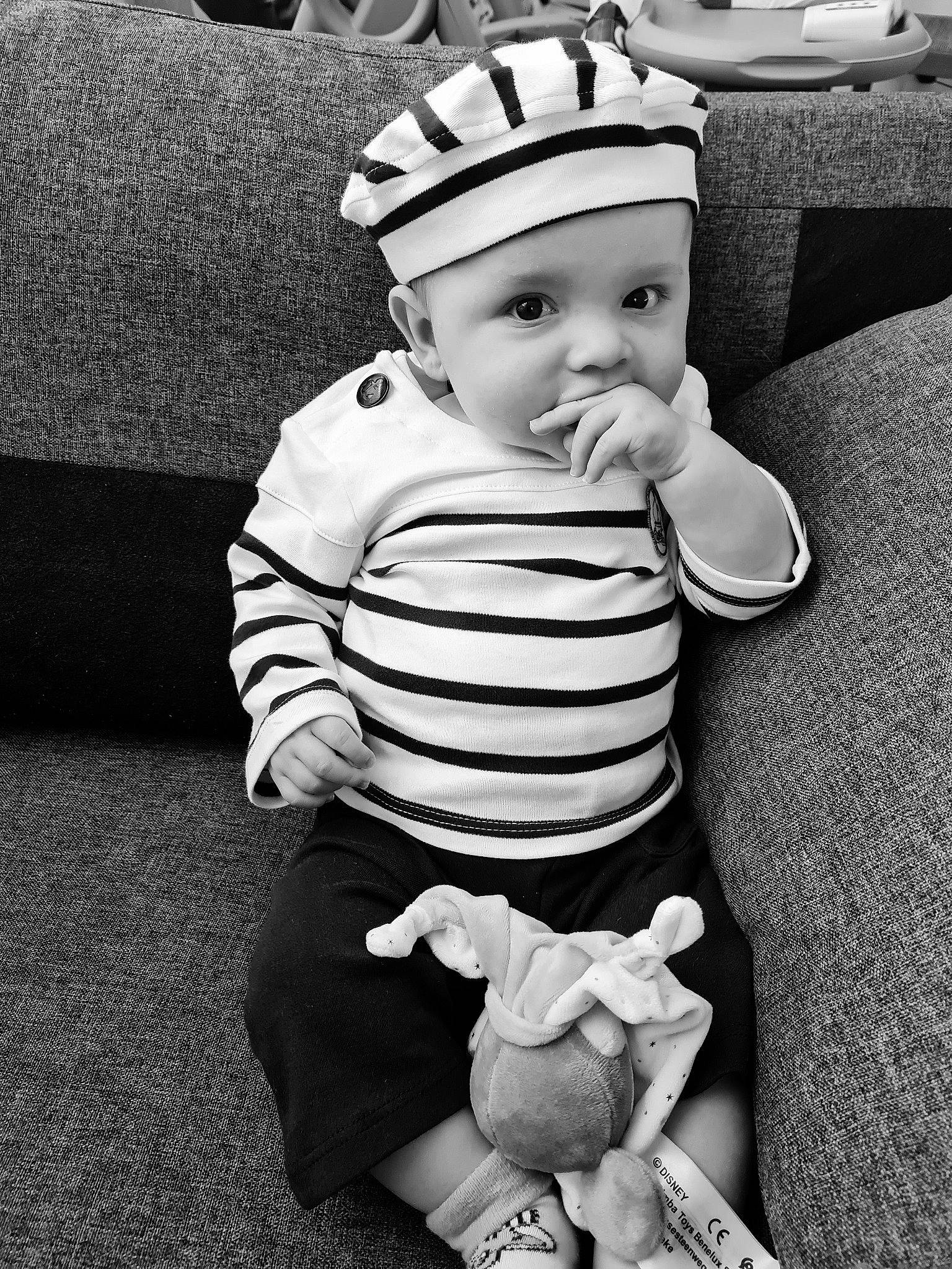 Manaël participe au concours pour gagner de l'argent avec cette photo : arm, baby, baby_toddler_clothing, black, black_and_white, child, comfort, happy, headgear, headwear, human, mammal, monochrome, monochrome_photography, person, photograph, sleeve, snapshot, standing, style