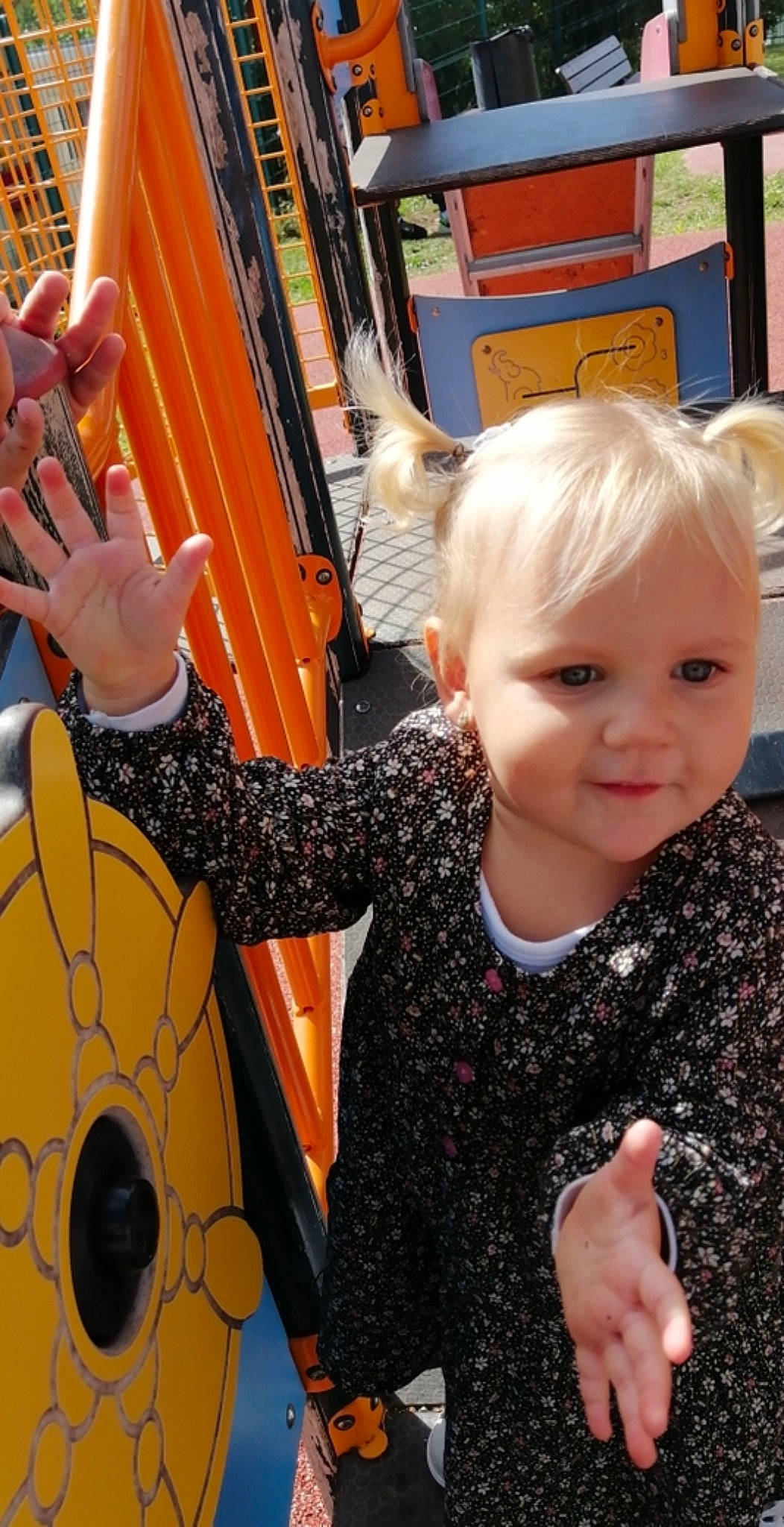 Giulia a rejoint le concours — aidez-le/la à gagner de superbes lots ! blond, child, ear, finger, fun, gesture, hand, person, play, smile, thumb, toddler