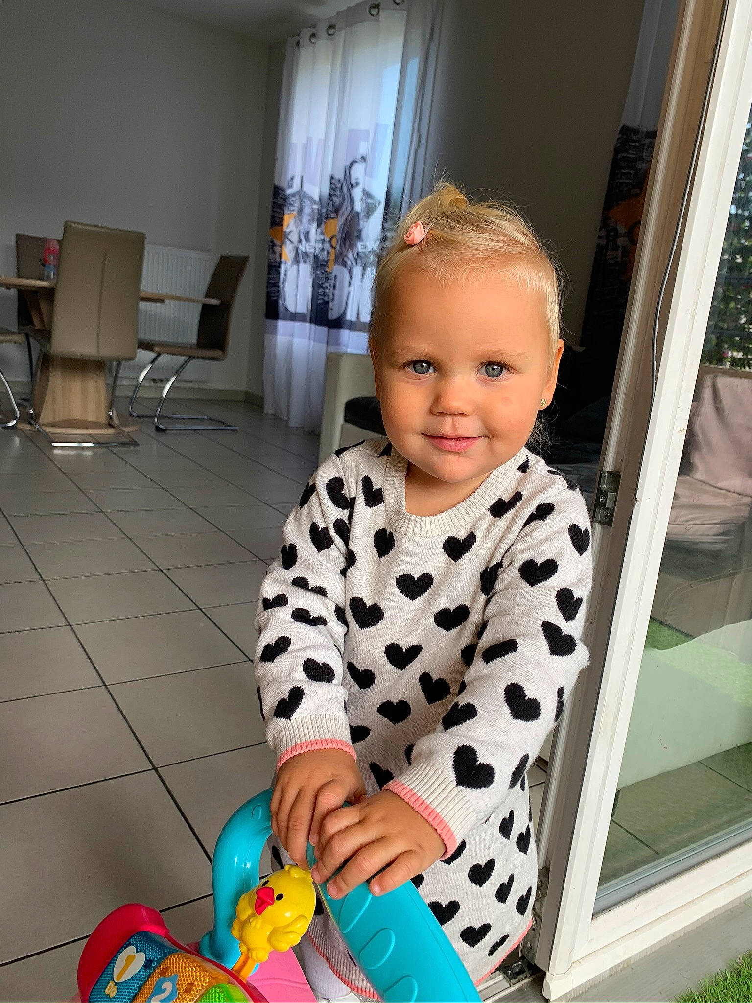 Giulia participe au concours pour gagner de l'argent avec cette photo : baby, baby_products, baby_toddler_clothing, child, iris, joy, person, play, room, sitting, skin, smile, toddler, vacation
