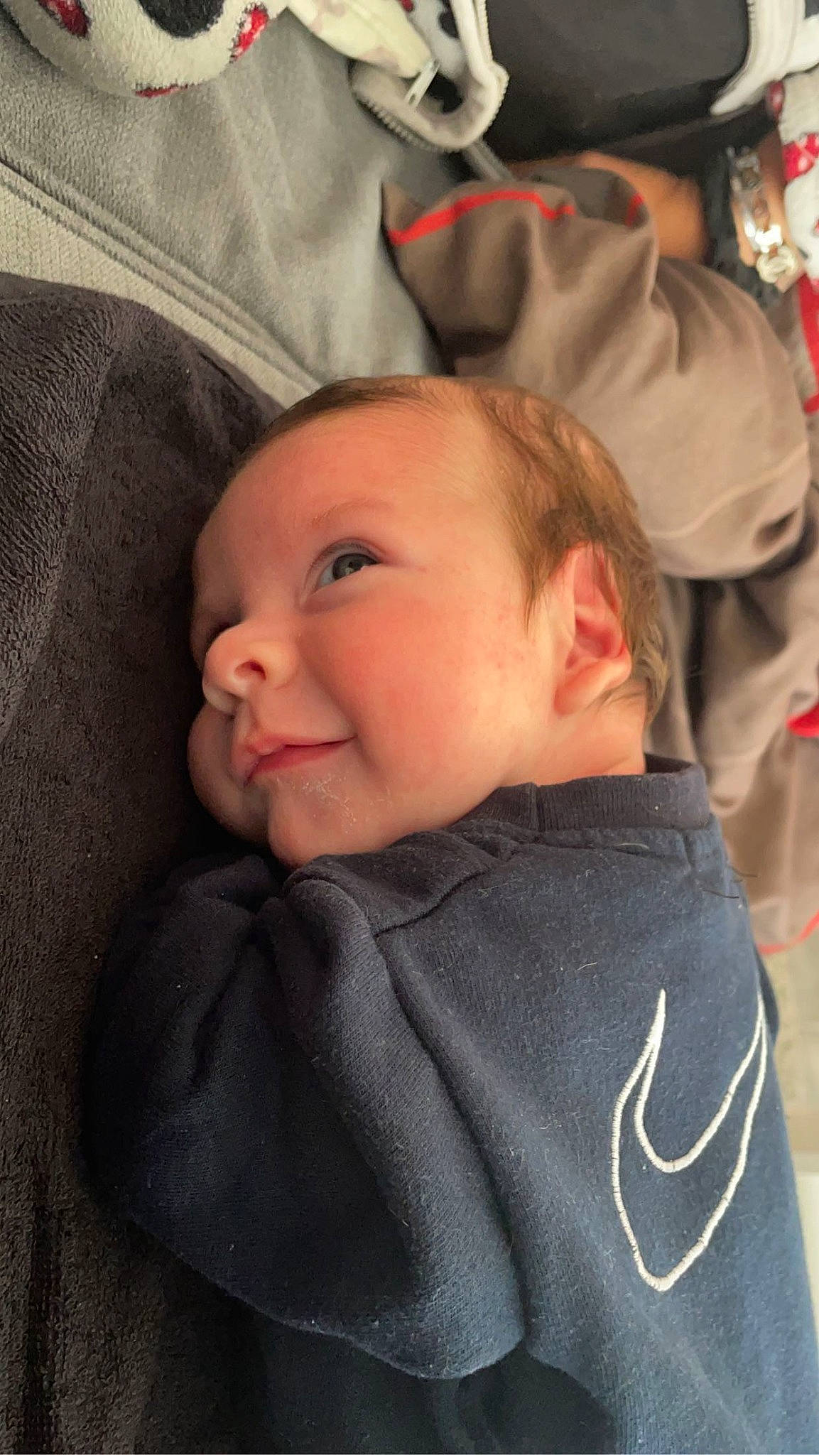 Kalyss a rejoint le concours — aidez-le/la à gagner de superbes lots ! baby, baby_products, baby_toddler_clothing, carmine, cheek, child, comfort, eye, face, fun, happy, head, linens, lip, nose, person, sitting, skin, sleeve, smile