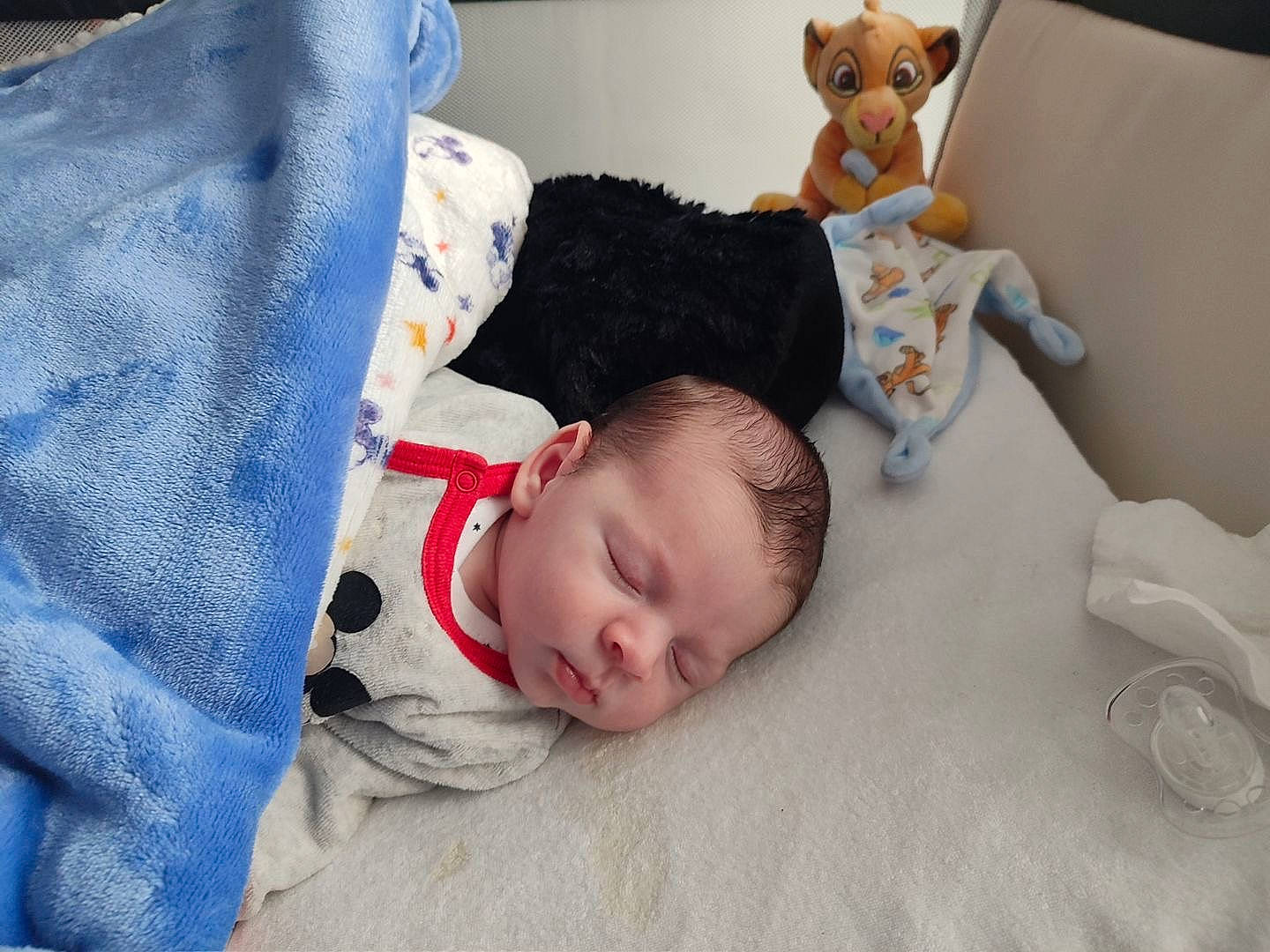 Kalyss participe au concours pour gagner de l'argent avec cette photo : baby, baby_sleeping, baby_toddler_clothing, bedtime, child, comfort, companion_dog, couch, fur, linens, nap, person, plush, room, sitting, sleep, stuffed_toy, textile, toddler, toy