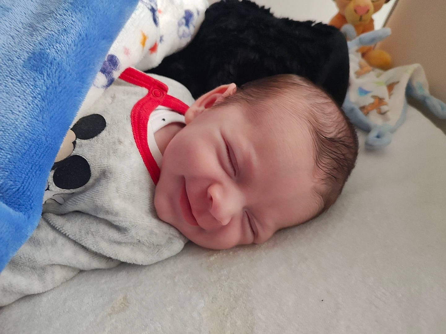 Kalyss participe au concours pour gagner de l'argent avec cette photo : baby, baby_toddler_clothing, carmine, cheek, child, comfort, flooring, happy, linens, nose, pattern, person, portrait_photography, skin, sleeve, smile, toddler