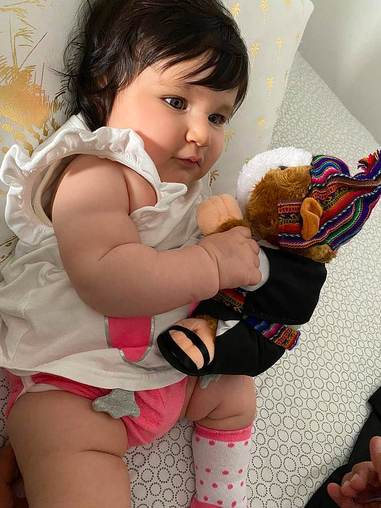 Anaïa a rejoint le concours — aidez-le/la à gagner de superbes lots ! baby_toddler_clothing, child, comfort, finger, hand, happy, human_leg, joint, knee, leg, person, product, skin, sleeve, sock, textile, thigh, thumb, toddler, toy