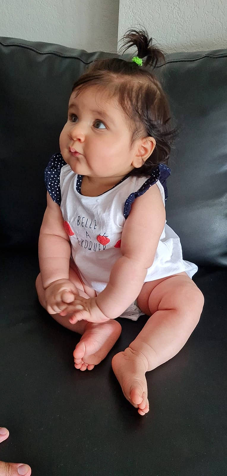 Anaïa a rejoint le concours — aidez-le/la à gagner de superbes lots ! baby, baby_toddler_clothing, cheek, child, elbow, face, finger, flash_photography, flooring, fun, happy, human_body, human_leg, knee, lip, person, sitting, skin, sleeve, thumb