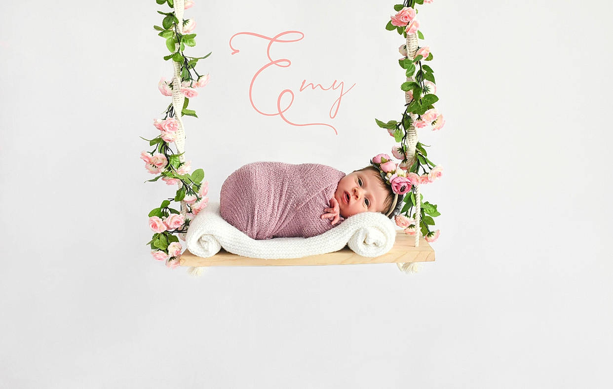 Emy a rejoint le concours — aidez-le/la à gagner de superbes lots ! arm, christmas_decoration, cut_flowers, event, fashion_accessory, floral_design, flower, font, grass, greeting, handwriting, happy, headpiece, jewellery, ornament, person, plant, rectangle, twig, wood