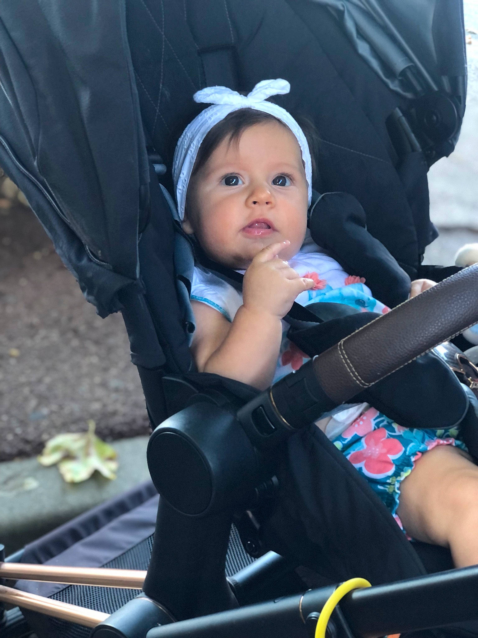 Emy participe au concours pour gagner de l'argent avec cette photo : auto_part, baby, baby_carriage, baby_products, baby_safety, baby_toddler_clothing, child, comfort, electric_blue, fashion_accessory, fun, headwear, lap, leisure, person, personal_protective_equipment, product, recreation, sitting, thigh