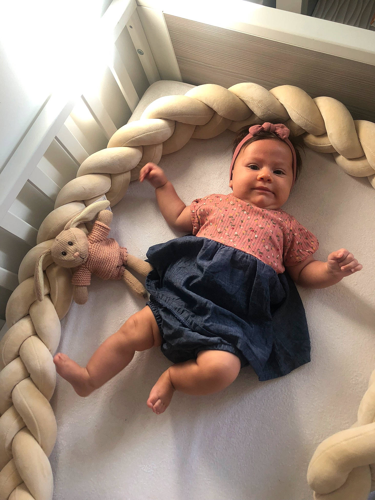 Emy participe au concours pour gagner de l'argent avec cette photo : baby, baby_toddler_clothing, child, comfort, finger, flooring, foot, fun, gesture, hand, headwear, human_leg, joint, leg, linens, person, room, sitting, skin, thumb