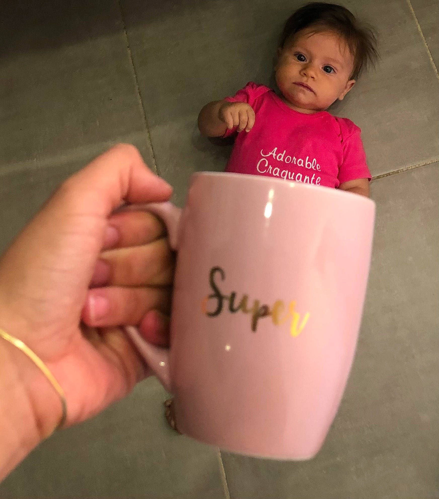 Emy participe au concours pour gagner de l'argent avec cette photo : art, baby, baby_toddler_clothing, ceramic, cup, drawing, drinkware, finger, font, handwriting, nail, person, plastic, porcelain, serveware, sleeve, t_shirt, tableware, thumb, toddler