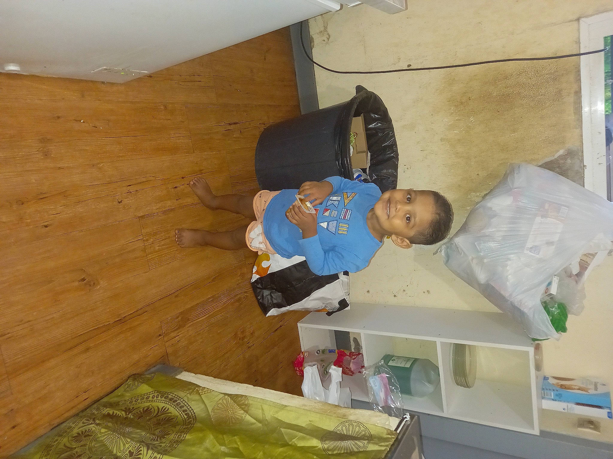 Yanis participe au concours pour gagner de l'argent avec cette photo : ceiling, child, comfort, flooring, hardwood, house, joy, laminate_flooring, packing_materials, pattern, person, plaster, plastic, plywood, room, smile, stairs, toddler, varnish, wood