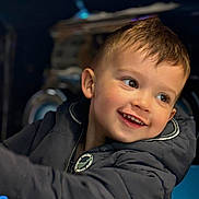Côme participe au concours pour gagner de l'argent avec cette photo : child, smiling, jacket, portrait, happy, face, young_boy, cozy, indoor, cute, closeup, warm_clothing, expression, person, childhood, casual, joy, emotion, head, hair