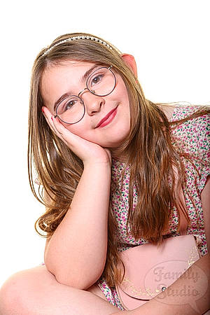 Léa a rejoint le concours — aidez-le/la à gagner de superbes lots ! chin, eye, eyebrow, eyelash, eyewear, face, facial_expression, flash_photography, glasses, happy, head, joint, joy, lip, mouth, neck, nose, person, shoulder, skin