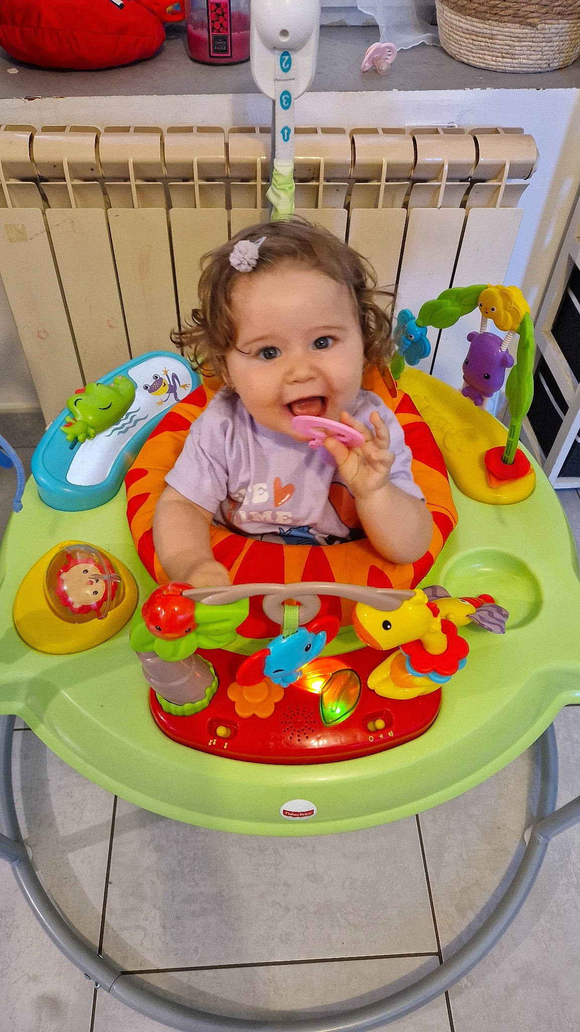 Tessa a rejoint le concours — aidez-le/la à gagner de superbes lots ! baby, baby_playing_with_toys, baby_products, baby_toddler_clothing, baby_toys, chair, child, circle, event, fun, happy, leisure, person, play, recreation, riding_toy, sitting, smile, sweetness, table