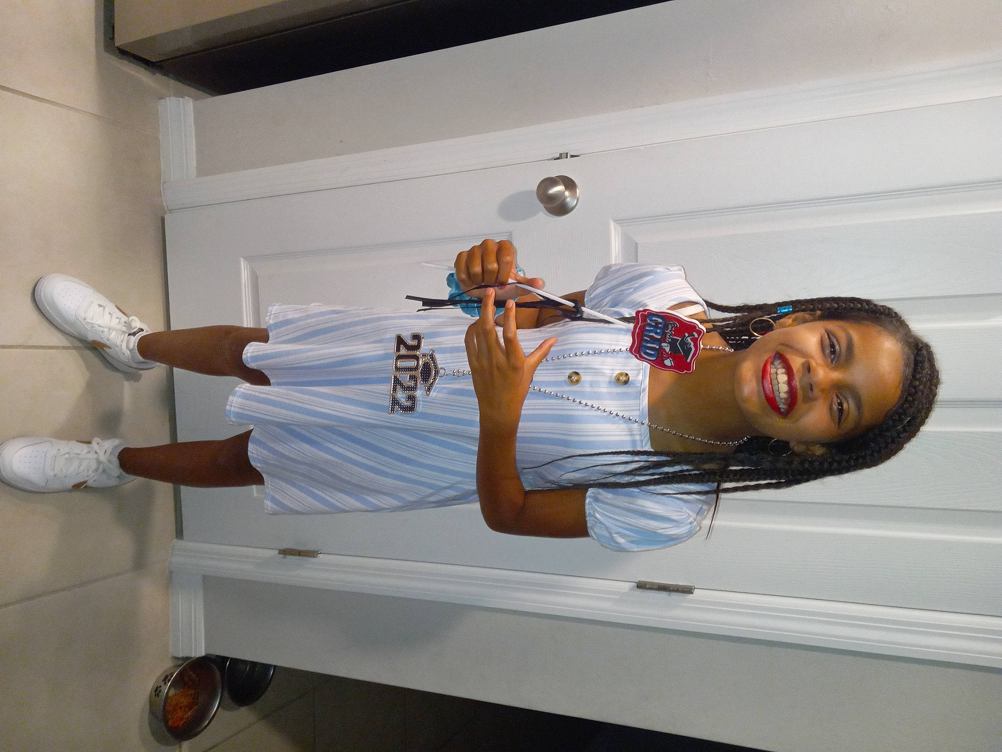 Kariina is registered to the contest to win money with this photo: comfort, elbow, eyewear, fun, hat, human_leg, joint, joy, knee, person, room, t_shirt, thigh, wrist