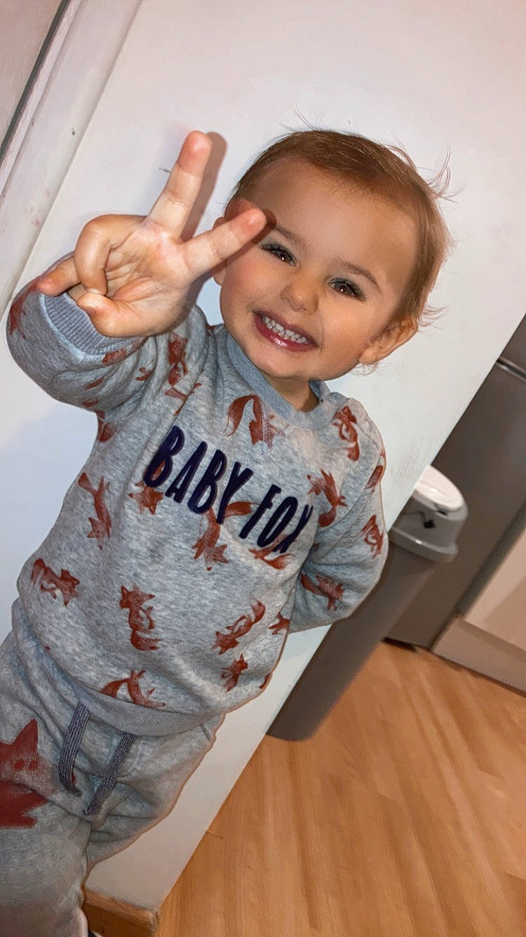 Sheldon a rejoint le concours — aidez-le/la à gagner de superbes lots ! arm, baby, child, finger, gesture, hand, joy, person, smile, thumb, toddler