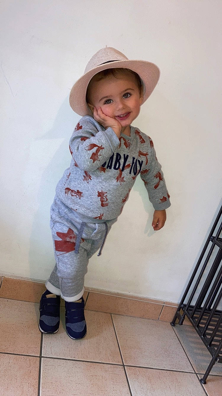 Sheldon a rejoint le concours — aidez-le/la à gagner de superbes lots ! baby, baby_toddler_clothing, child, clothing, hoodie, joy, outerwear, person, sleeve, standing, toddler