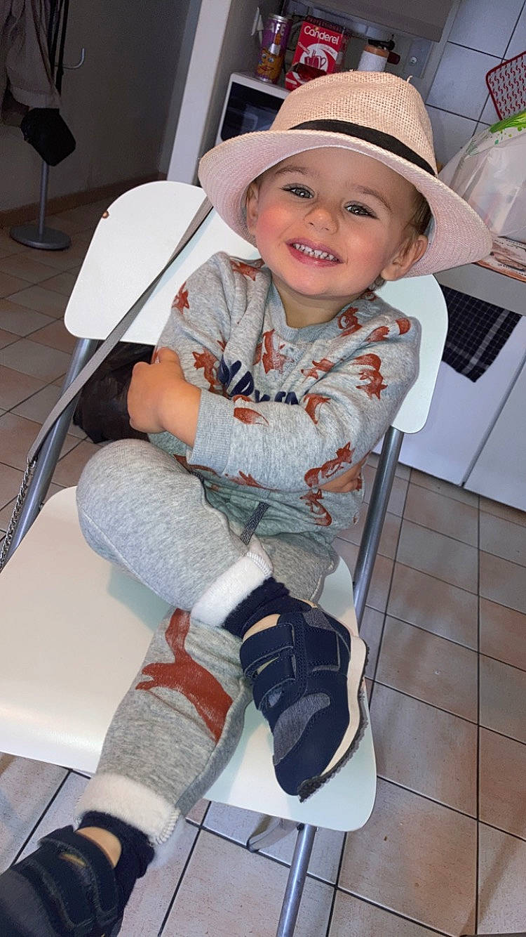 Sheldon participe au concours pour gagner de l'argent avec cette photo : child, fashion_accessory, hat, headgear, headwear, joy, leg, person, shoe, sun_hat, toddler