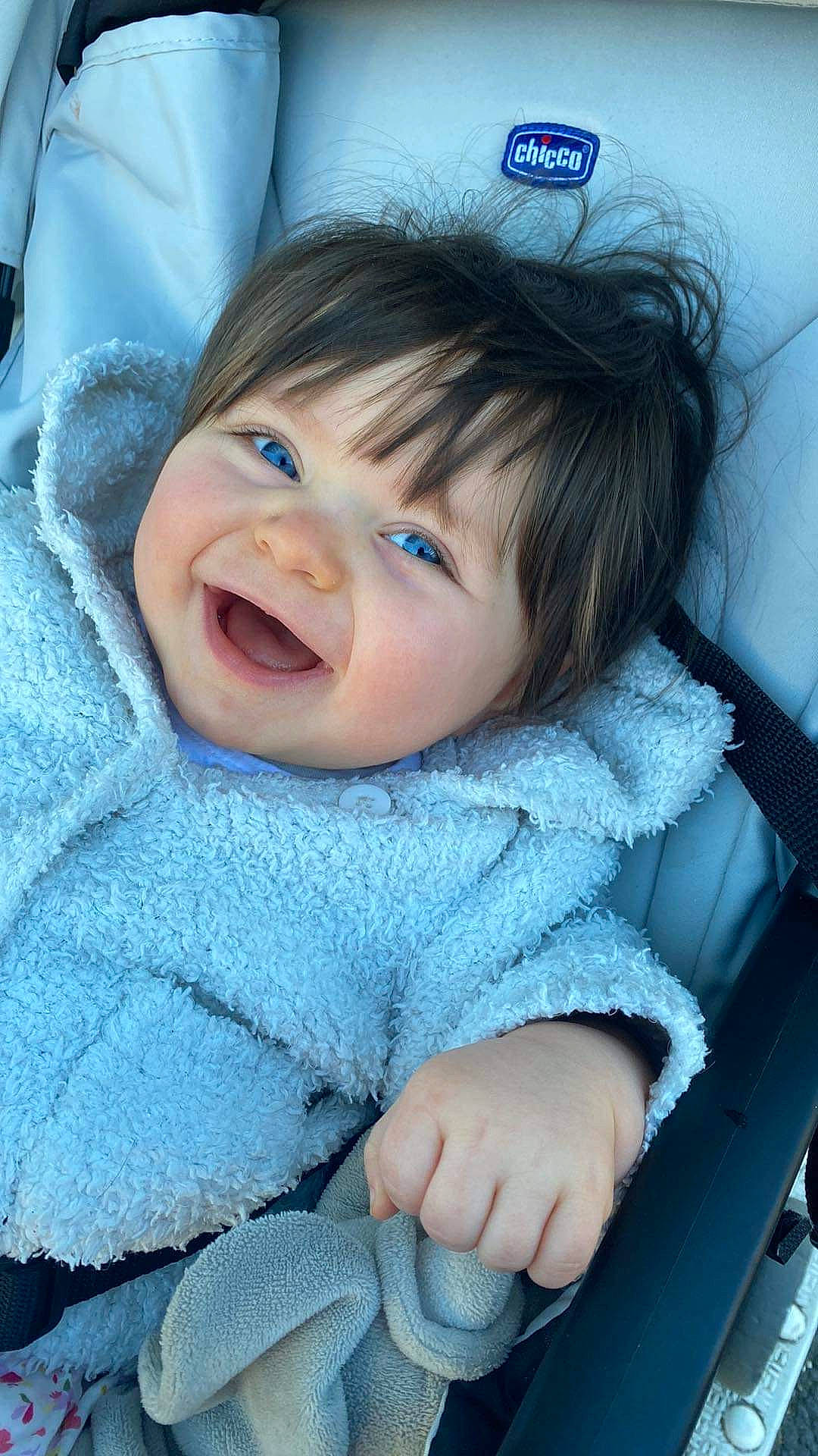 Ilona participe au concours pour gagner de l'argent avec cette photo : azure, baby_toddler_clothing, blue, cheek, comfort, eye, eyebrow, facial_expression, hairstyle, happy, iris, lip, mouth, nose, organ, person, product, skin, sleeve, smile