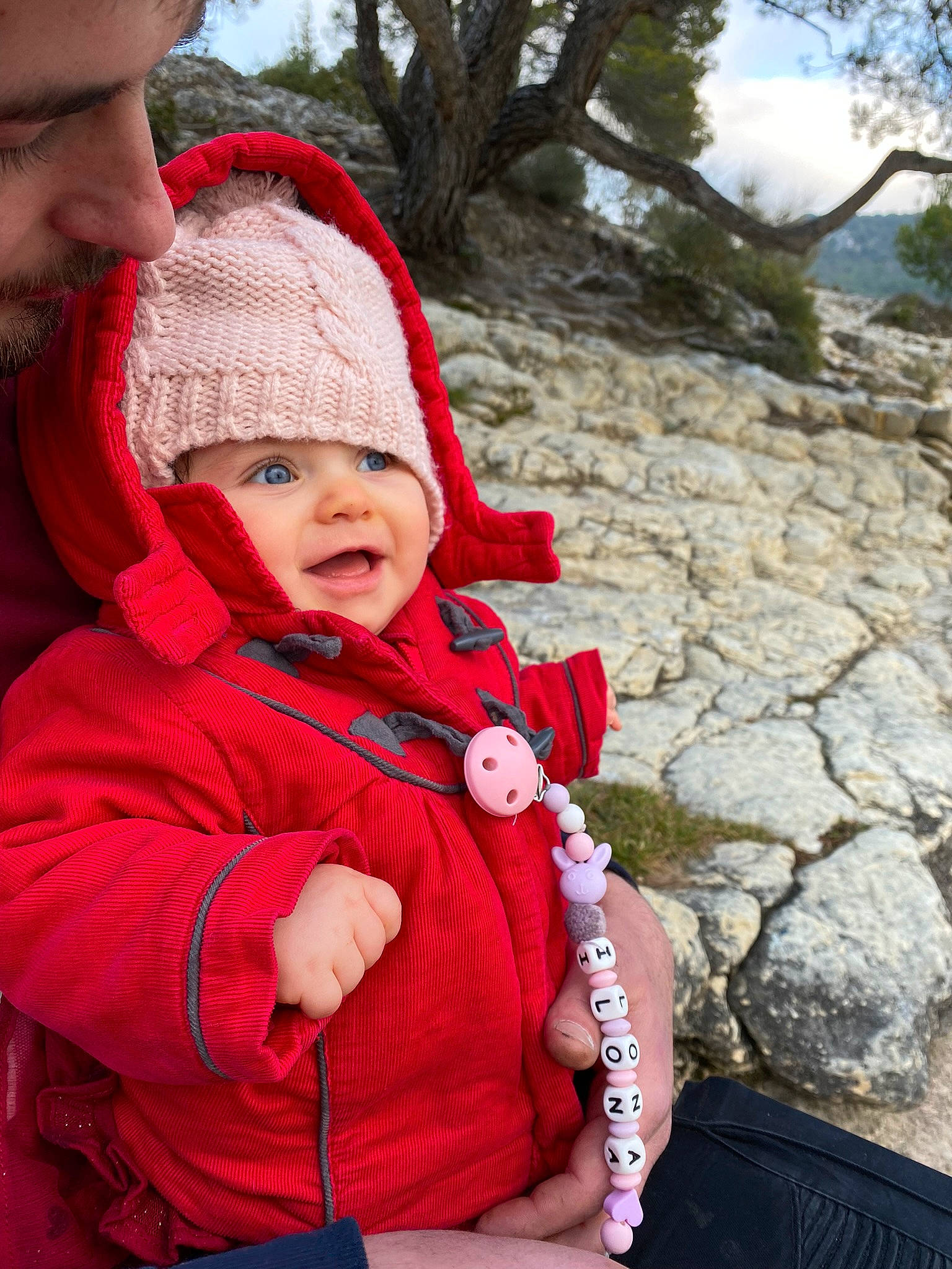 Ilona a rejoint le concours — aidez-le/la à gagner de superbes lots ! baby, cap, cheek, child, freezing, fun, grass, happy, headgear, headwear, human_body, jacket, knit_cap, leisure, magenta, person, plant, recreation, skin, toddler