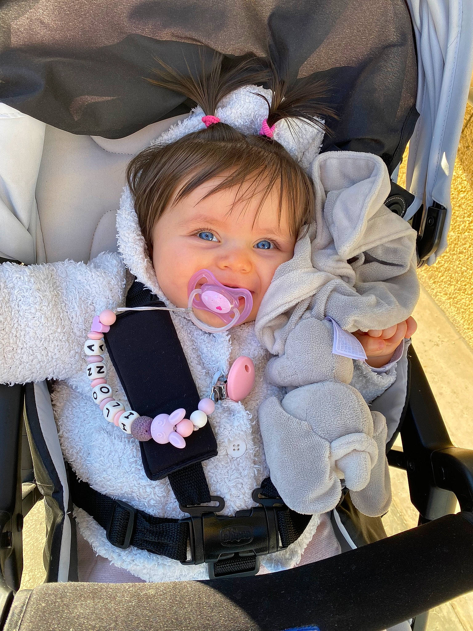 Ilona a rejoint le concours — aidez-le/la à gagner de superbes lots ! auto_part, baby, baby_carriage, baby_in_car_seat, baby_products, baby_safety, baby_toddler_clothing, car_seat, cheek, child, comfort, event, face, facial_expression, happy, iris, lap, person, sitting, toddler