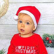 Gabriel a rejoint le concours — aidez-le/la à gagner de superbes lots ! accessories, baby, cap, christmas, clothing, conifer, face, fir, hat, head, jewelry, necklace, person, photography, plant, plate, portrait, pottedplant, t_shirt, tree