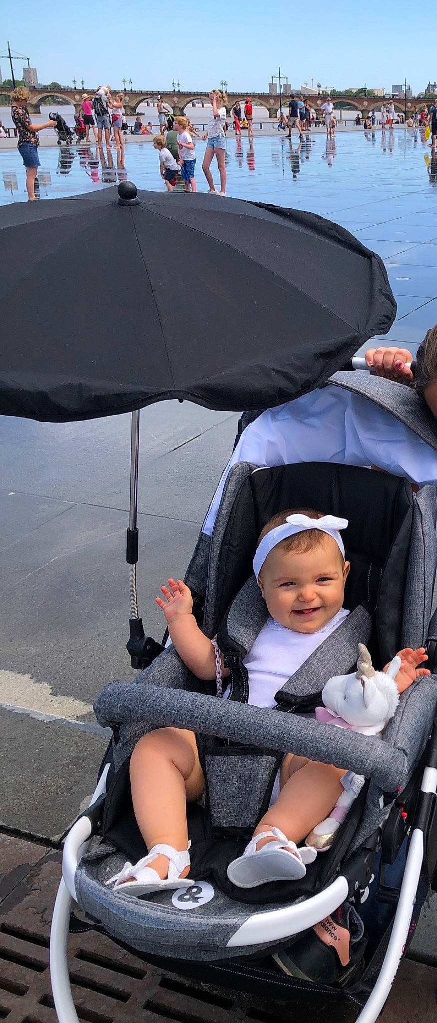 Alyana participe au concours pour gagner de l'argent avec cette photo : baby_carriage, baby_products, joy, person, product, umbrella, vacation