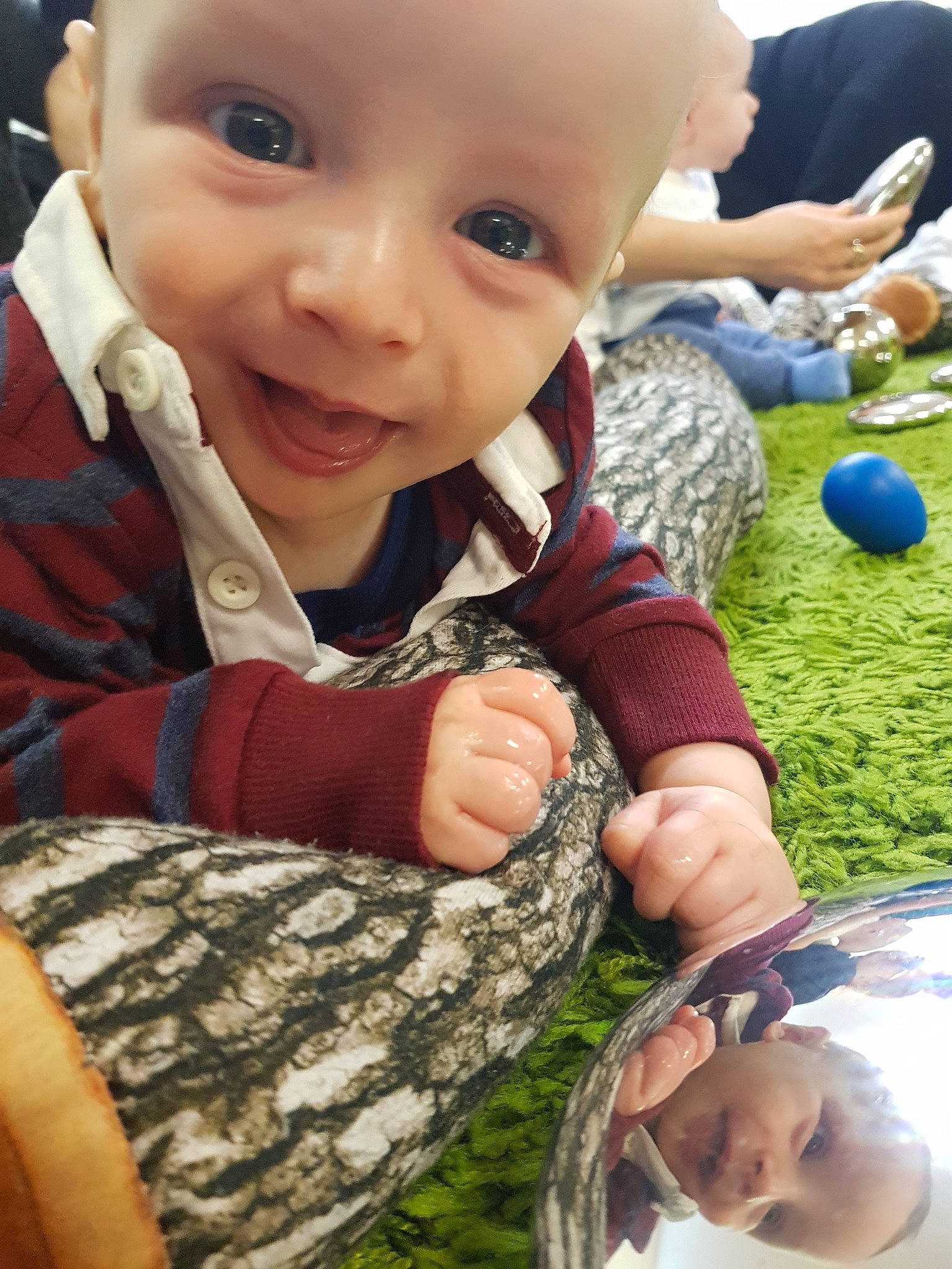 Luc is registered to the contest to win money with this photo: baby, blurred, cheek, child, eye, finger, grass, hand, joy, nose, person, play, skin, smile, thumb, toddler