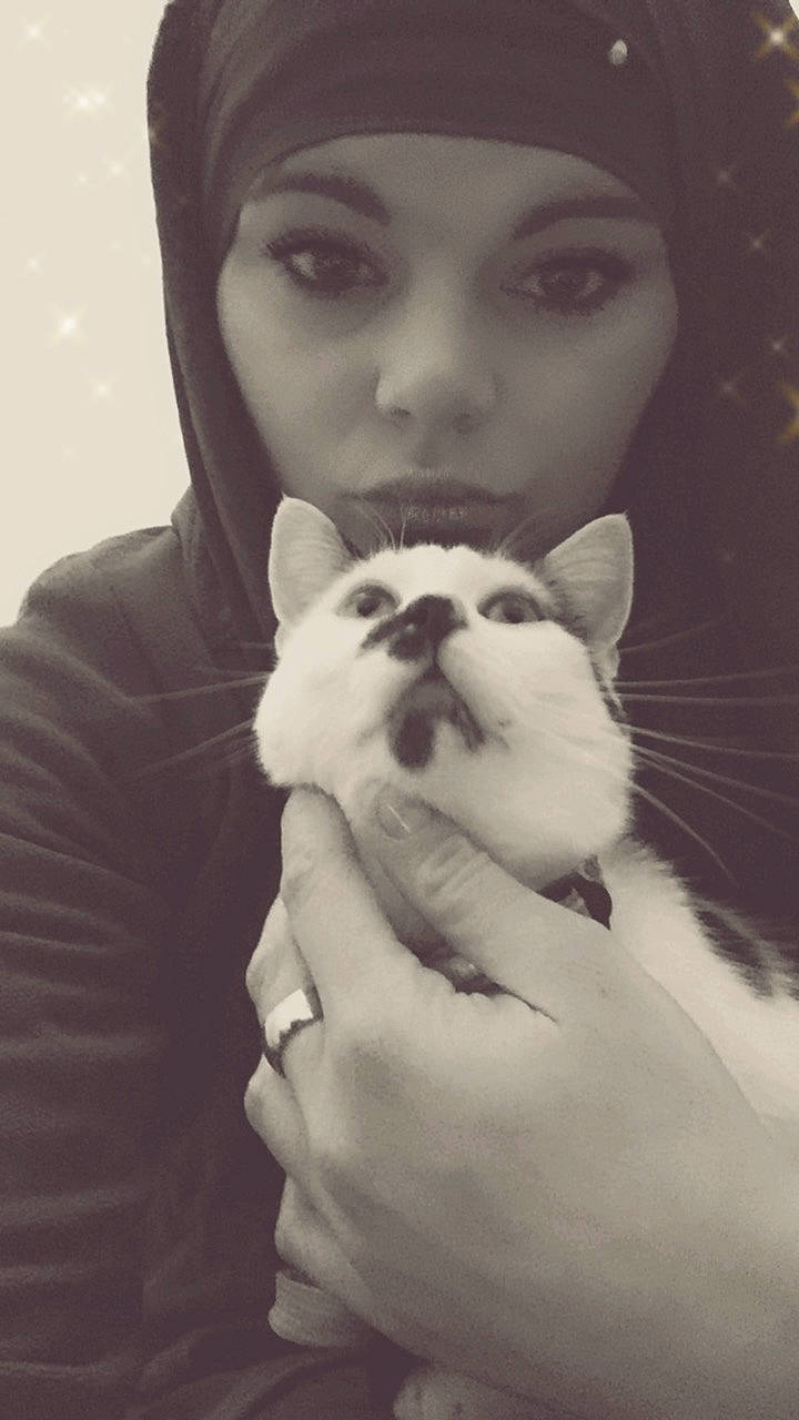 Petit Chat participe au concours pour gagner de l'argent avec cette photo : black_and_white, carnivore, cat, cheek, eye, eyebrow, face, felidae, fur, hand, head, lip, mouth, nose, photography, skin, small_to_medium_sized_cats, smile, whiskers, white