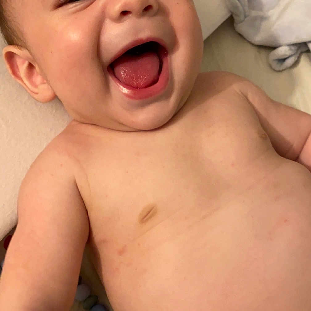 Wael a rejoint le concours — aidez-le/la à gagner de superbes lots ! accessories, baby, babylaughing, bodypart, face, happy, head, jewelry, laughing, locket, mouth, necklace, newborn, pendant, person, photography, portrait, smile