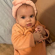 Alya a rejoint le concours — aidez-le/la à gagner de superbes lots ! baby, infant, headband, pink_headband, big_eyes, chubby_cheeks, onesie, orange_clothing, pacifier, hands, lying_down, pillow, blanket, bed, indoor, close_up, portrait, toy, cute, gaze