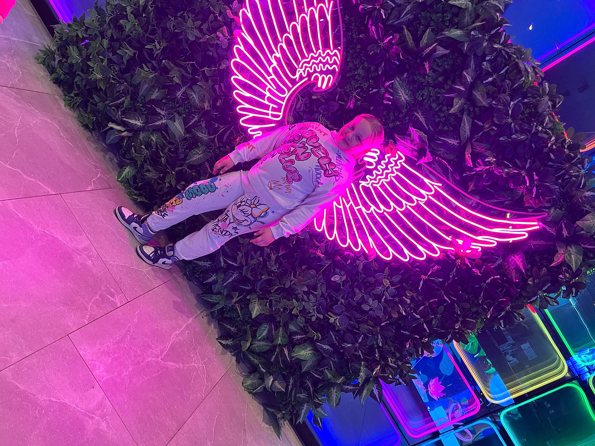 Madygane a rejoint le concours — aidez-le/la à gagner de superbes lots ! art, electric_blue, entertainment, event, graphic_design, graphics, light, magenta, neon, night, pattern, performance, performing_arts, person, pink, plant, purple, red, space, violet