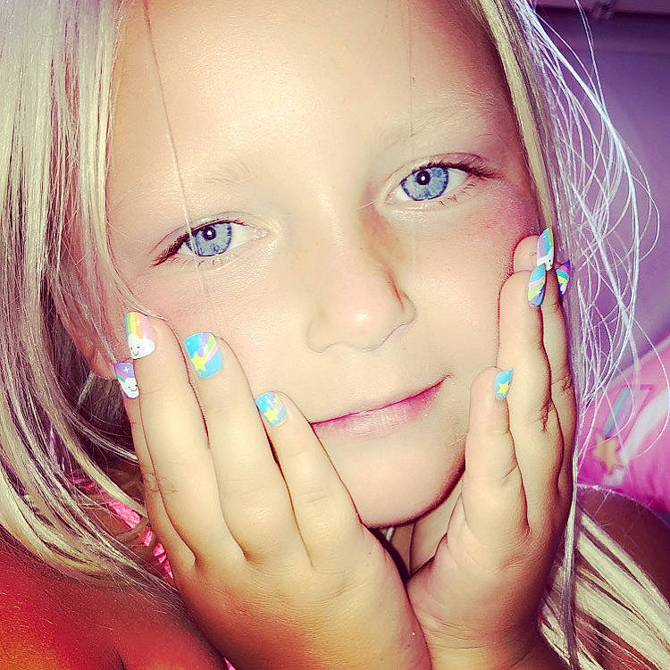 Madygane participe au concours pour gagner de l'argent avec cette photo : beauty, blond, cheek, child, chin, close_up, eye, eyebrow, eyelash, face, facial_expression, forehead, hair, head, lip, nail, nose, person, pink, skin