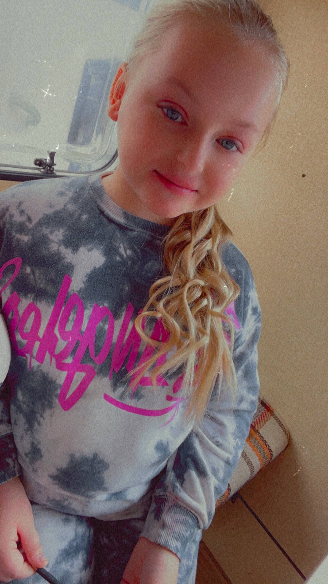 Madygane a rejoint le concours — aidez-le/la à gagner de superbes lots ! chest, eye, eyebrow, eyelash, face, hair, hairstyle, happy, joint, joy, lip, long_hair, neck, outerwear, person, pink, skin, sleeve, smile, t_shirt