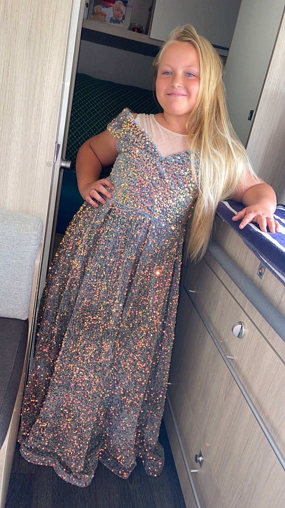 Madygane a rejoint le concours — aidez-le/la à gagner de superbes lots ! blond, cabinetry, day_dress, drawer, dress, electric_blue, fashion_design, formal_wear, home_appliance, human_leg, joy, kitchen_appliance, long_hair, one_piece_garment, person, sleeve, smile, textile, thigh, trunk