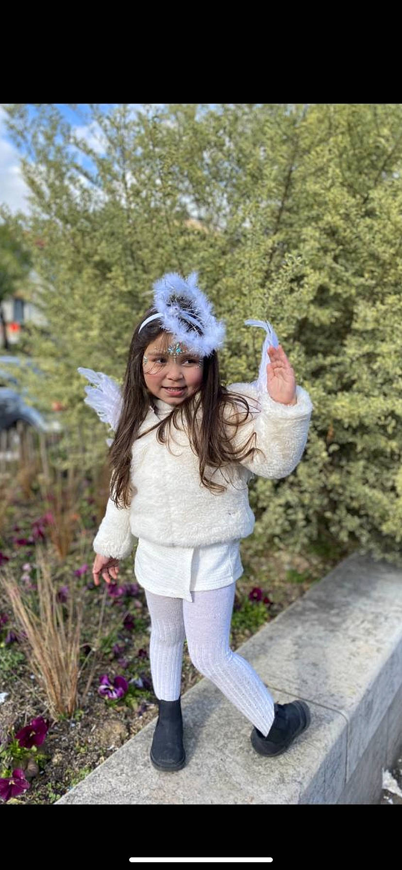 Elyne participe au concours pour gagner de l'argent avec cette photo : beauty, fashion, fashion_accessory, freezing, fun, fur, glove, grass, happy, headwear, joy, leisure, mammal, person, pink, plant, sky, smile, standing, textile
