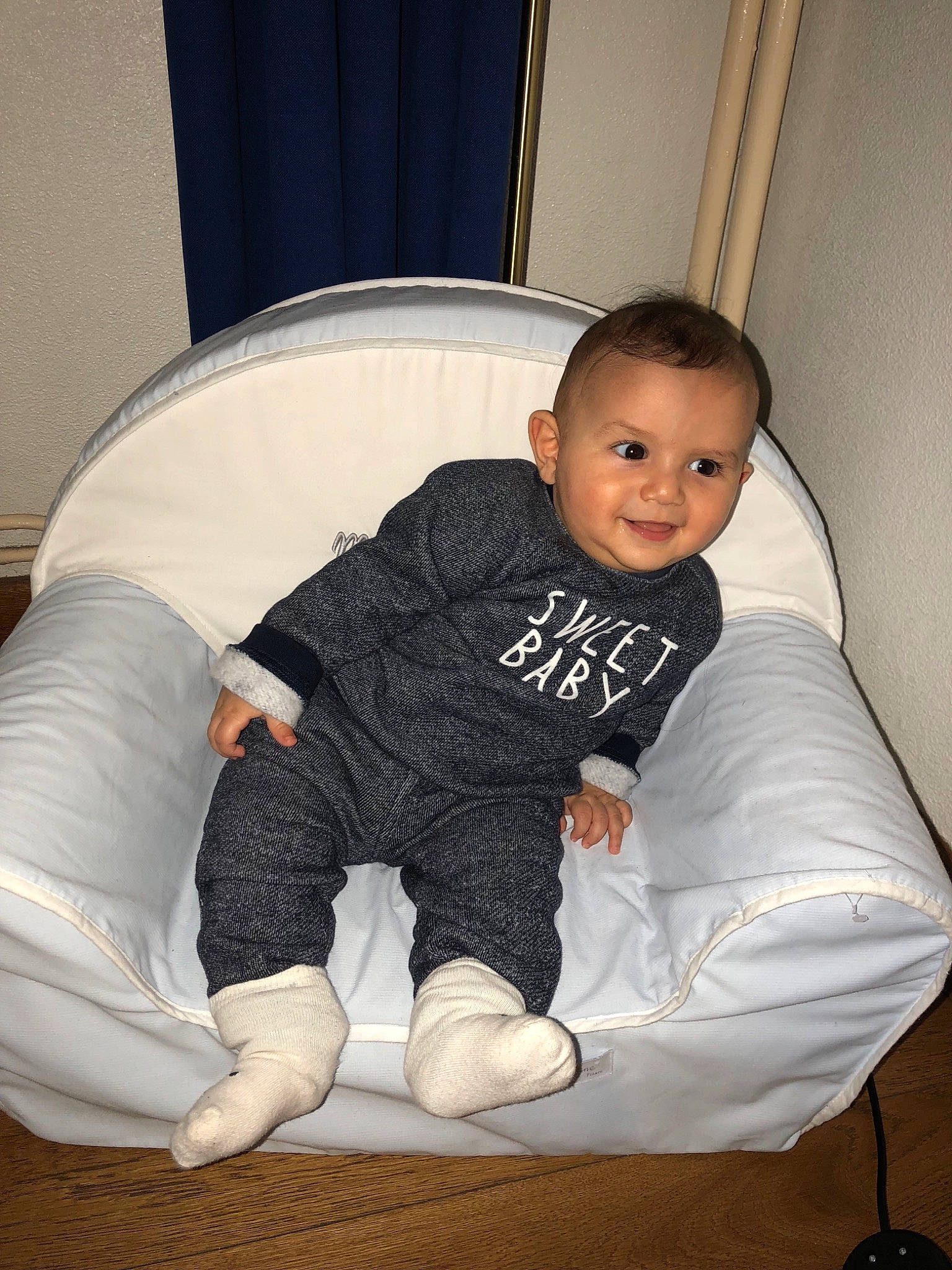 Imran participe au concours pour gagner de l'argent avec cette photo : baby, child, leg, person, sitting, toddler