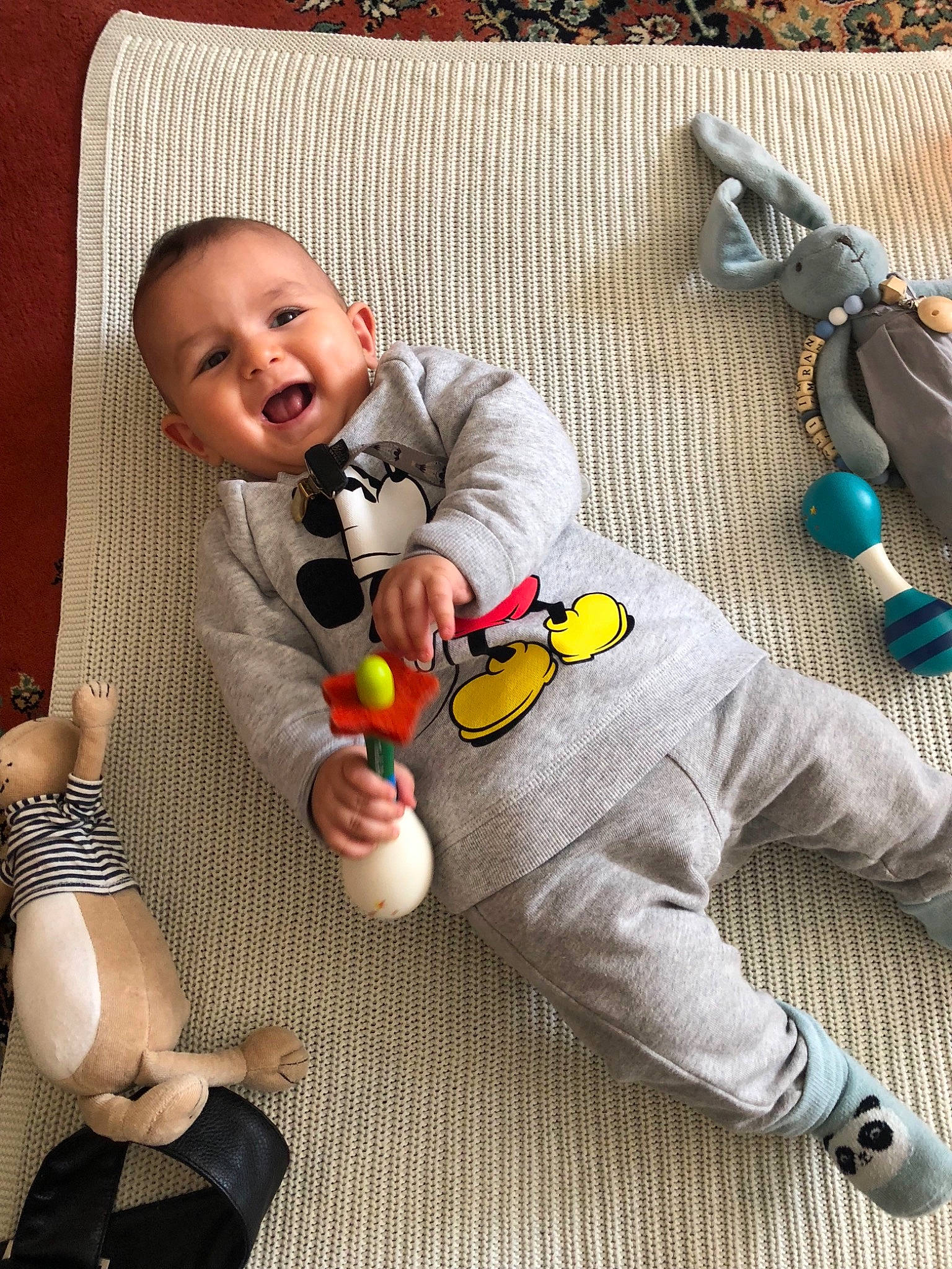 Imran participe au concours pour gagner de l'argent avec cette photo : baby, child, leg, person, play, product, sitting, toddler, toy