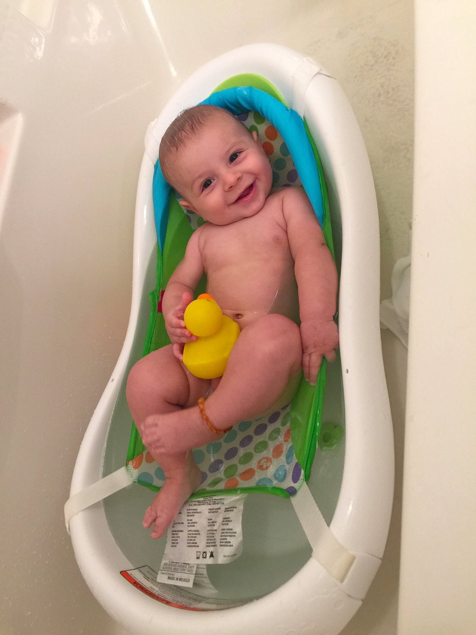 Cián is registered to the contest to win money with this photo: baby, baby_bathing, baby_products, bathing, bathtub, child, fun, joy, person, personal_care, plumbing_fixture, product, toddler, toy, washing