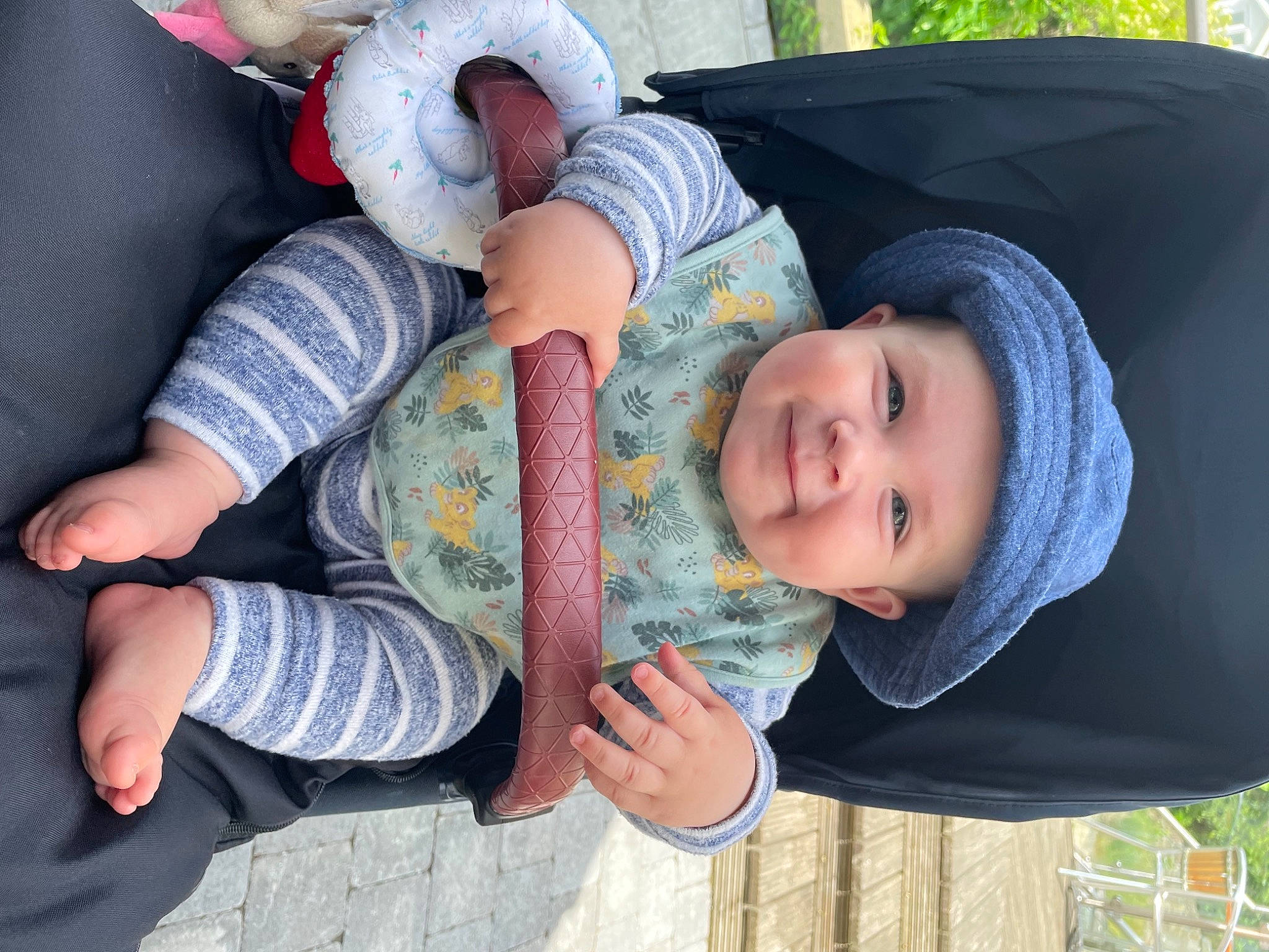 Beauden is registered to the contest to win money with this photo: baby, baby_toddler_clothing, cheek, comfort, eye, face, finger, fun, gesture, grass, hand, head, headwear, human_body, interaction, joy, mammal, mouth, nose, person