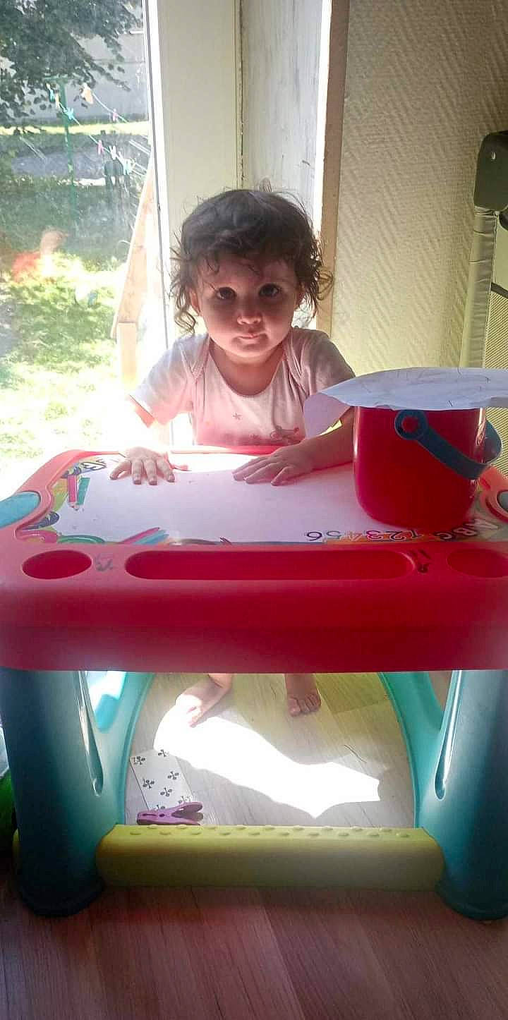 Lena a rejoint le concours — aidez-le/la à gagner de superbes lots ! baby_toddler_clothing, bumper, carmine, child, eyewear, fun, goggles, leisure, magenta, person, photograph, pink, plant, plastic, play, recreation, red, sitting, snapshot, sunglasses