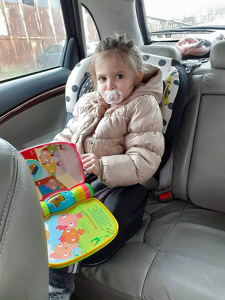 Liana a rejoint le concours — aidez-le/la à gagner de superbes lots ! auto_part, automotive_design, automotive_exterior, car, car_seat, car_seat_cover, child, comfort, family_car, head_restraint, land_vehicle, motor_vehicle, passenger, person, seat_belt, steering_part, steering_wheel, toddler, vehicle, vehicle_door