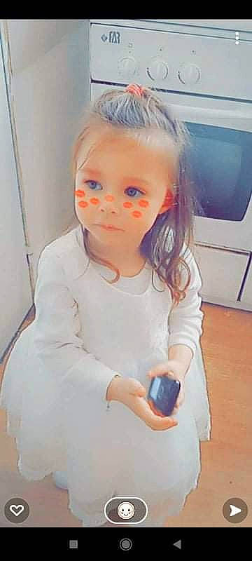 Liana participe au concours pour gagner de l'argent avec cette photo : baby_toddler_clothing, blond, dress, electric_blue, eye, eyelash, face, finger, gesture, hair, hairstyle, happy, lip, neck, person, shoulder, skin, sleeve, t_shirt, thumb