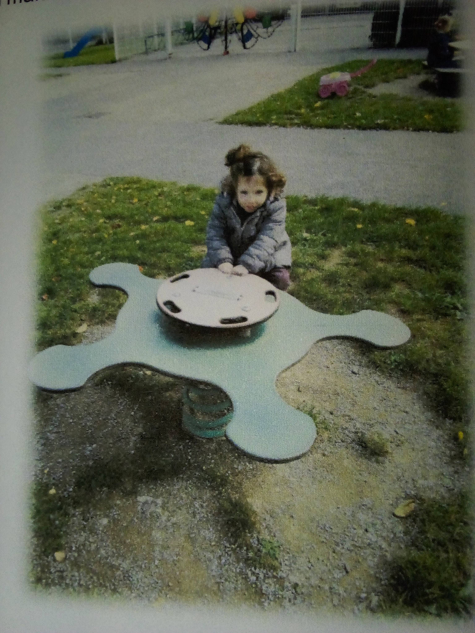 Djina participe au concours pour gagner de l'argent avec cette photo : art, asphalt, circle, concrete, driveway, flooring, fun, garden, grass, landscape, leisure, person, recreation, road, road_surface, rock, sidewalk, sitting, soil, toddler