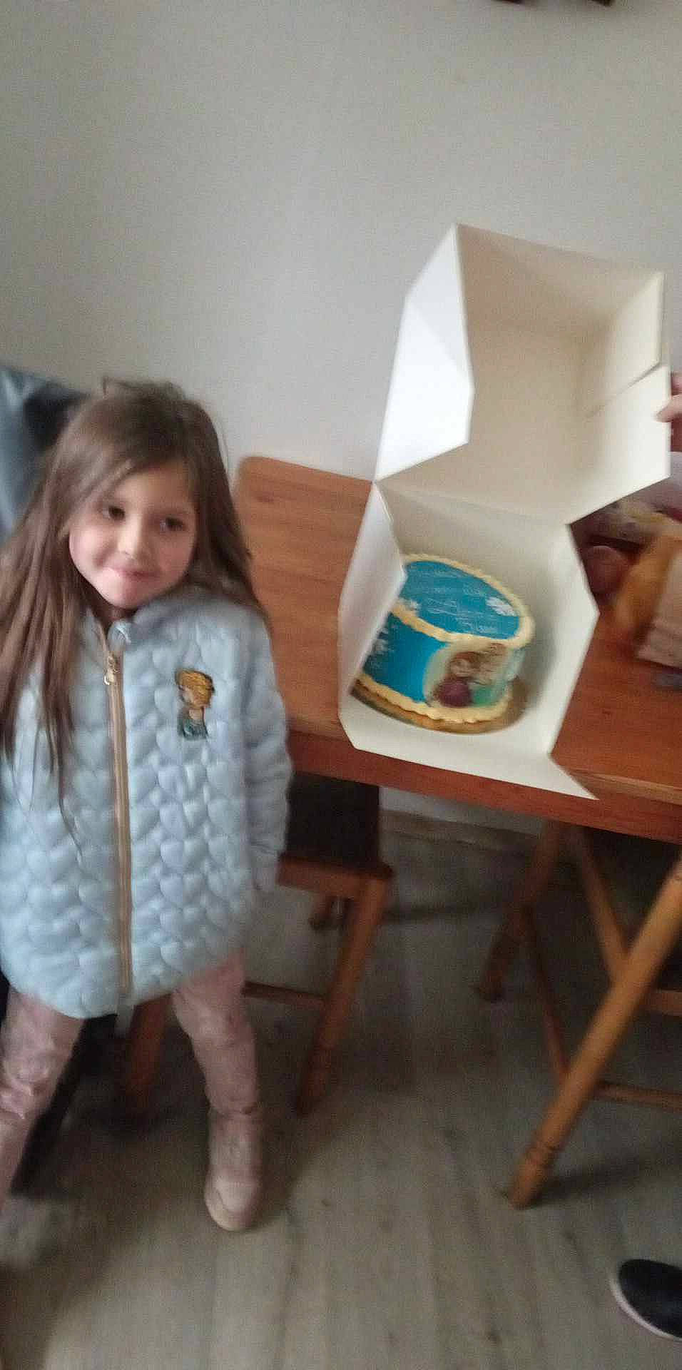 Liana a rejoint le concours — aidez-le/la à gagner de superbes lots ! art, baby_toddler_clothing, chair, child, flooring, joy, paint, pattern, person, room, shelving, sitting, sleeve, smile, sock, standing, t_shirt, table, toddler, visual_arts